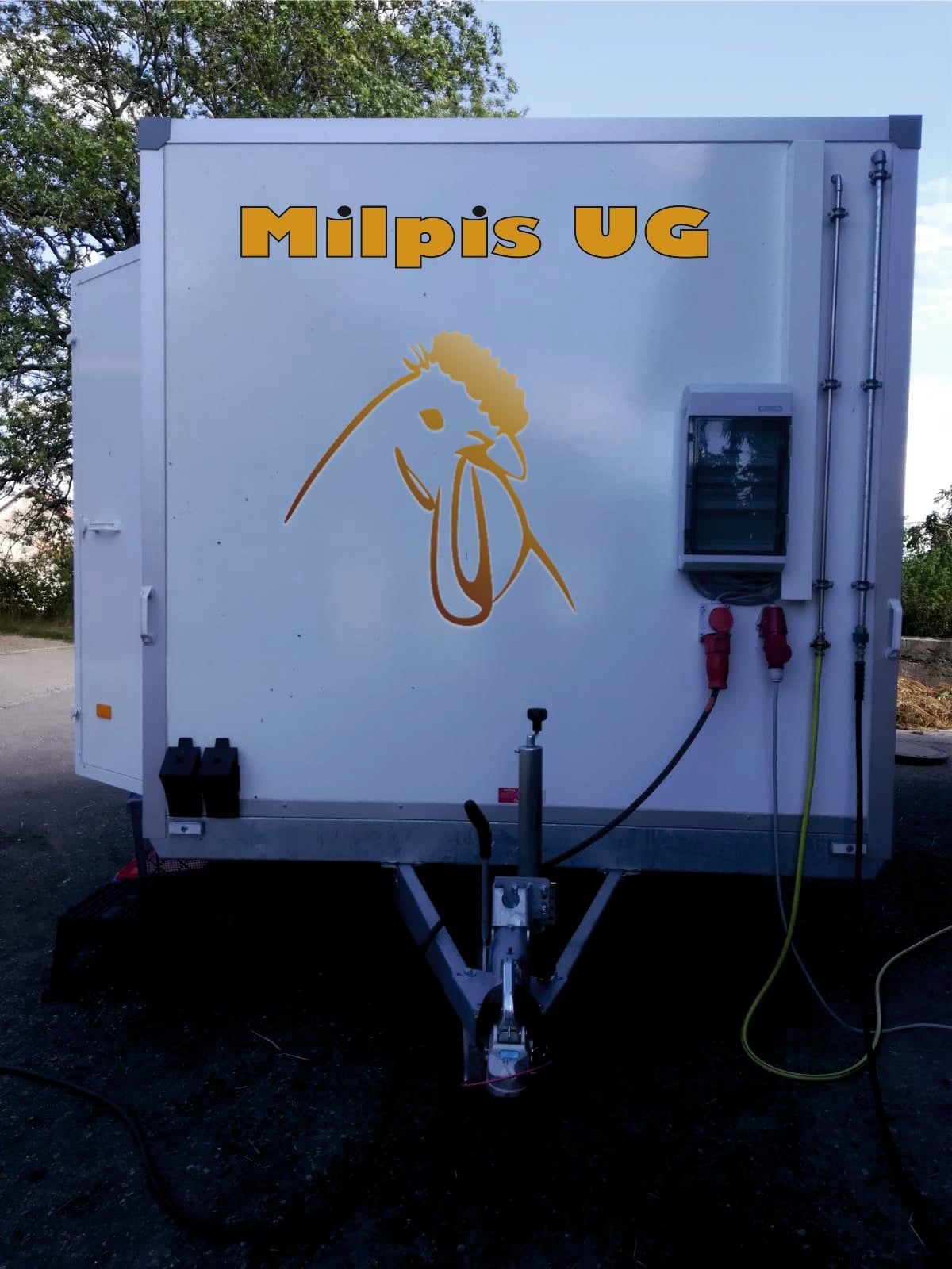 Unser Geflügelschlachtanhänger mit dem Milpis-UG-Logo